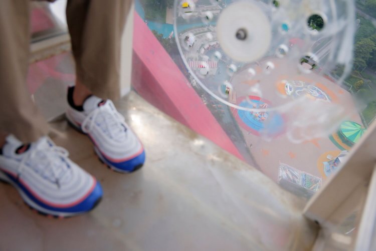 足元を見るとちょっぴりスリル。てか、あれ？　壮吾くんの靴のカラーリングってあの新幹線といっしょじゃない！？