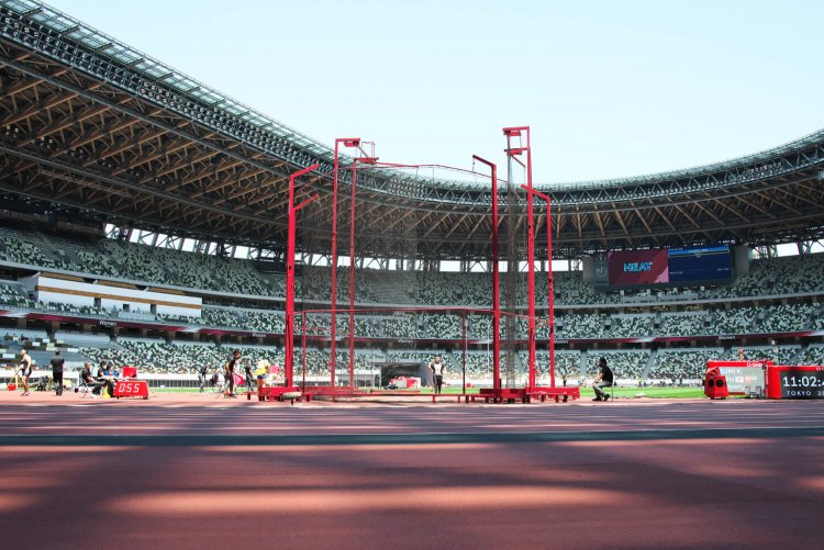 中央の赤い投てき競技用フェンス柵が目立つフィールド。