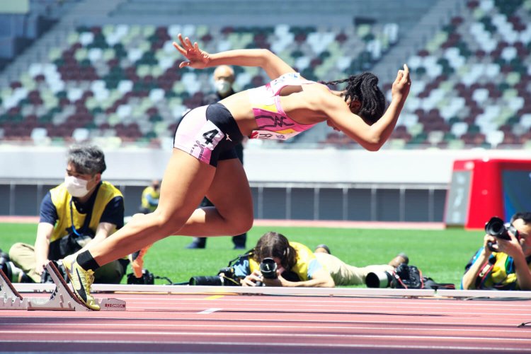 短距離走者がスターターの合図でスタート。トラック競技はハードルなど男女25種目。