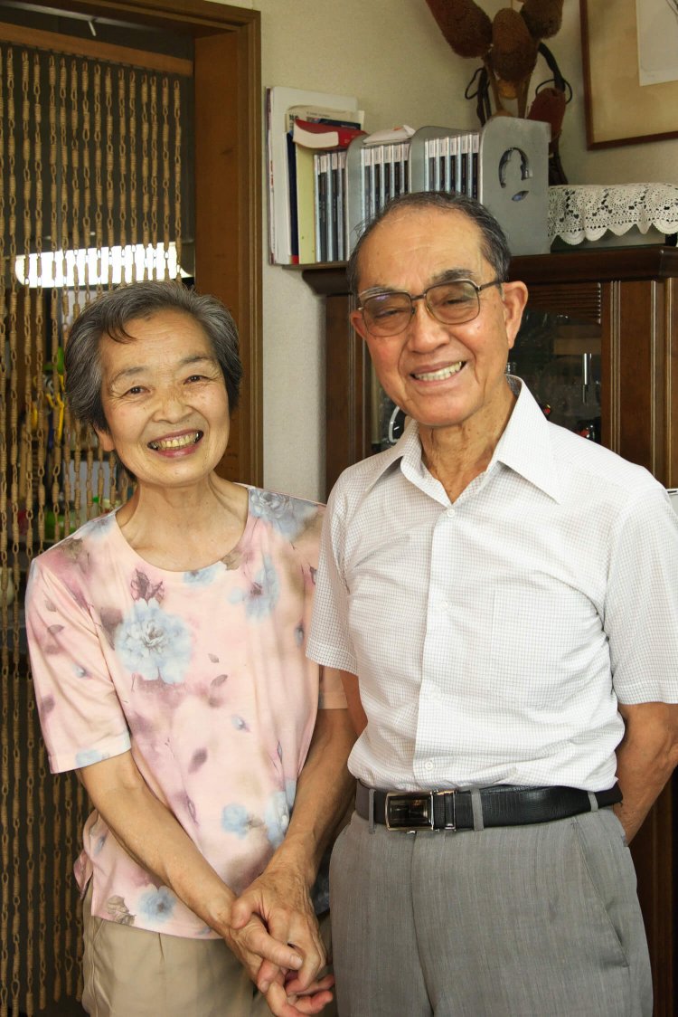 奥様と笑顔の野崎さん。スターター一筋で研究に励み、競技用スターター装置など特許も取得。明星大学名誉教授で東京オリンピックコレクターだ。