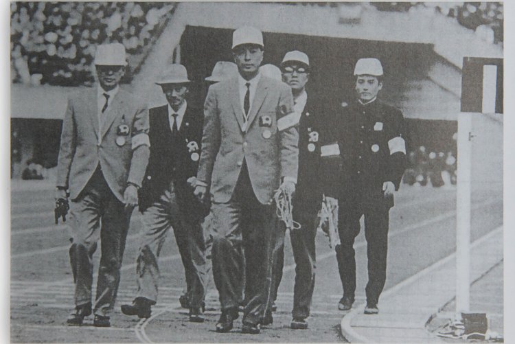 任務を終えて退場するスターター。右から2番目が野崎氏。補助審判員として号砲のタイミングを計った。