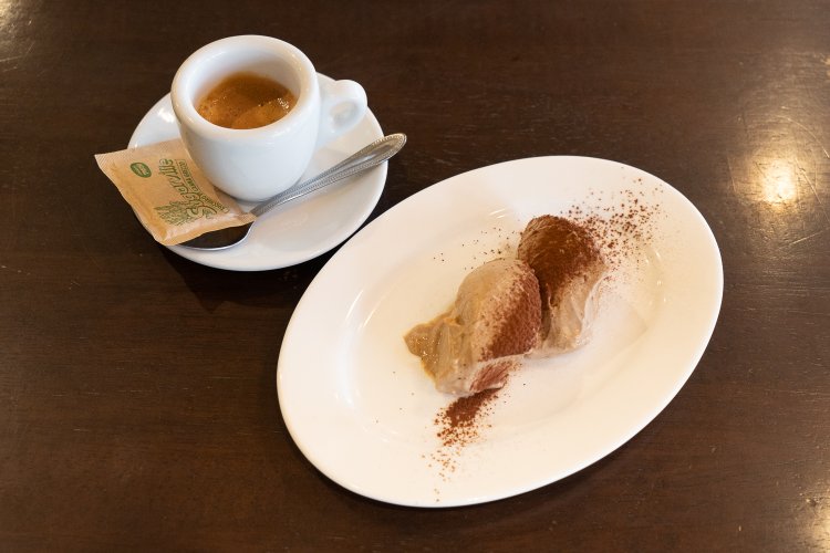 デザートは単品なら350円。アマレット風味のチョコレートプリンはふわふわの食感が美味。