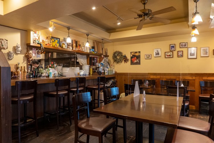 カウンターを作ったのは、シェフのテツさんがキッチンからお客さんの顔を見たいと希望したため。好みが分かる常連客には、塩味やニンニクの量を調整するのだとか。