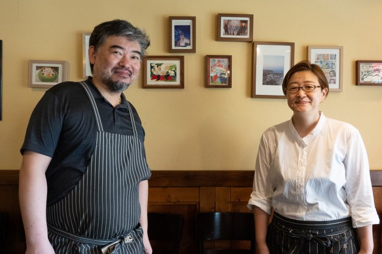 シェフの木村哲章さんとホールを担当する妻の恵美さん。