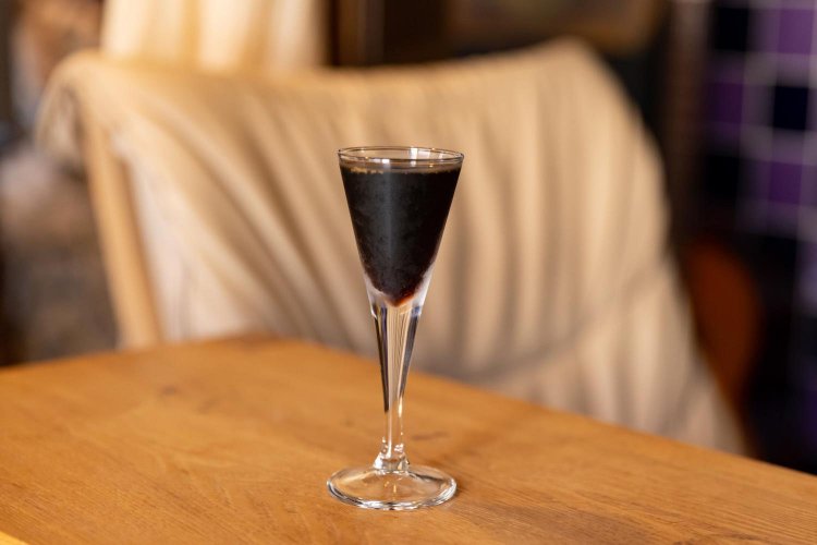 洒落たグラスで試飲。冷蔵庫で寝かせたこだわりの珈琲は絶品です。