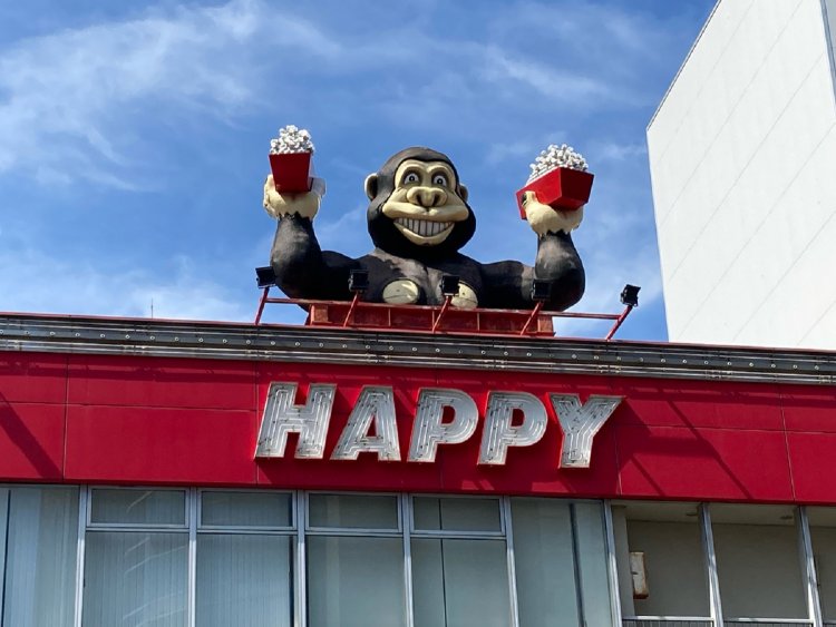 景気が良さそうな感じの屋上巨大ゴリラ（藤沢・2021年）