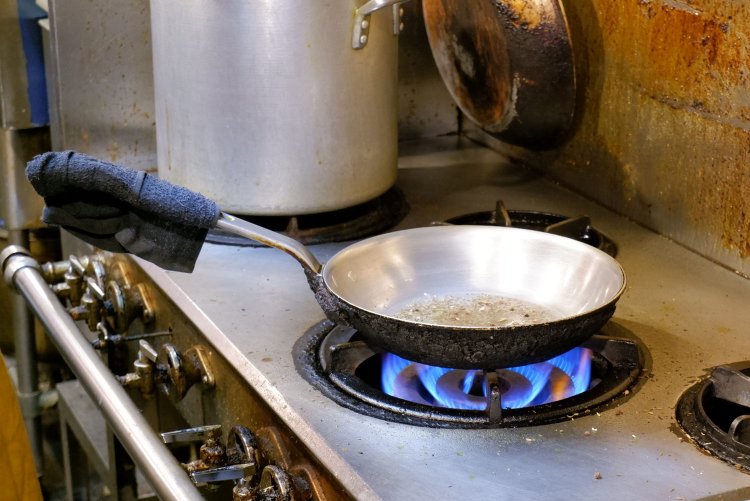 オーダーを受けてから炒める梶田さんオリジナル配合のホールスパイス。