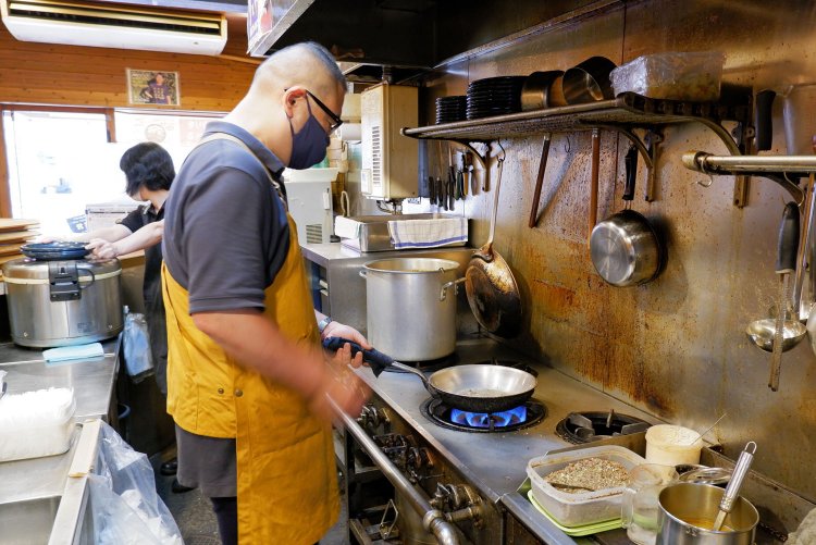 店主の梶田健一さん。オーダーを受けてからオリジナル配合のホールスパイスを炒める。