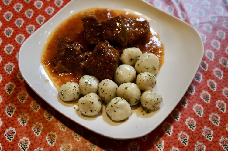 牛肉のビール煮込み1300円。優しい味わいのニョッキもメインディッシュ級で美味しい。