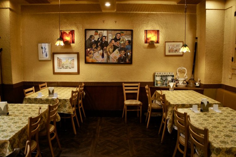 『メランツアーネ』店内。一人客に向けたカウンター席もあり、ゆったりと落ち着いた雰囲気。