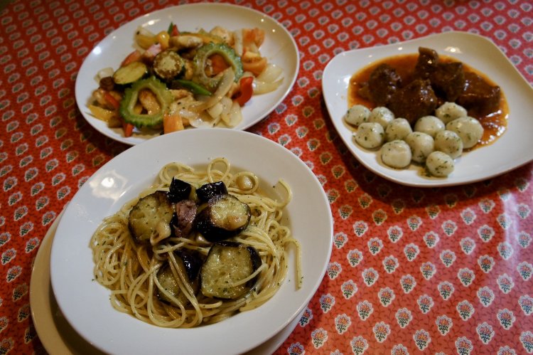 看板メニューのメランツァーネ（なすとアンチョビ）は900円。一品料理は季節で変化する。