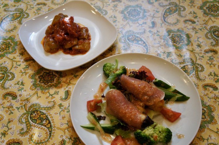 ナスの冷製オレガノ風味600円、焼きなすと生ハムのサラダ1100円。