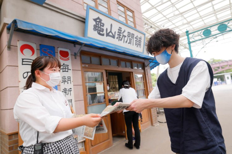 商店街の入り口の新聞屋さんでは新聞を配布！