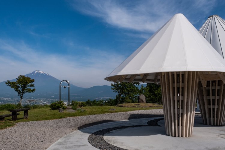 金太郎富士見ライン沿いの誓いの丘公園。東屋の設計は隈研吾建築都市設計事務所によるもの。