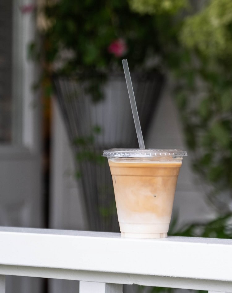 テイクアウト用アイスカフェラテ450円。店内飲食はしばし我慢を。
