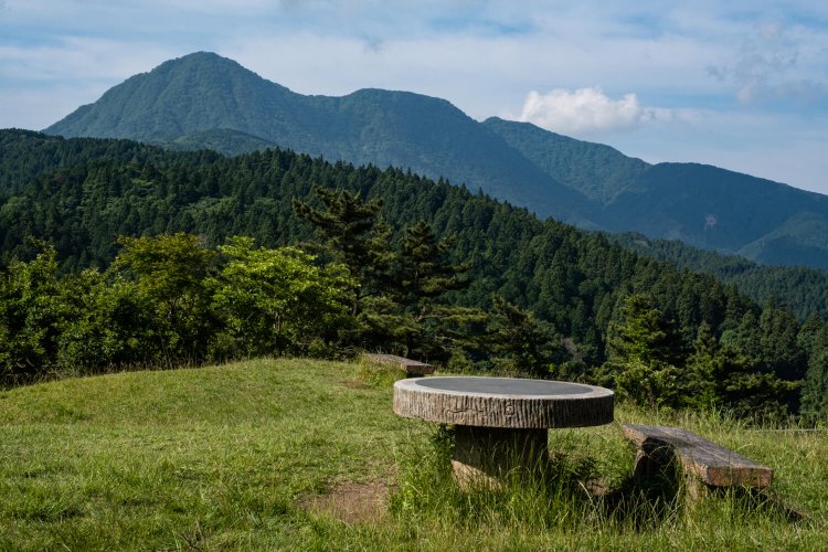 足柄城跡から見た金時山。左側が盛り上がった特異な山容が目印だ。