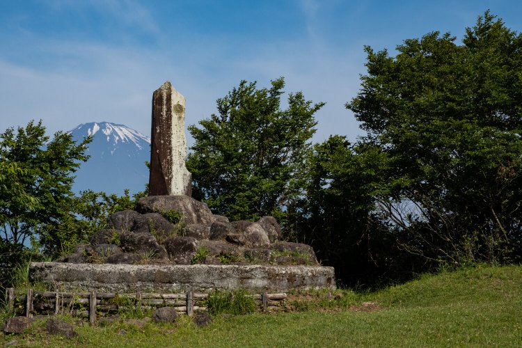 高台に広がる足柄城跡からは富士山の眺めもよい。