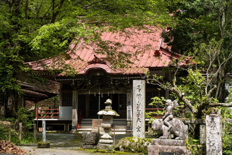 奉納された金太郎と熊の像も目を引く足柄山聖天堂。