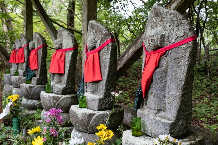 峠を行き交う旅人を見守り続けてきたであろう路傍の六地蔵（建立年代不詳）。