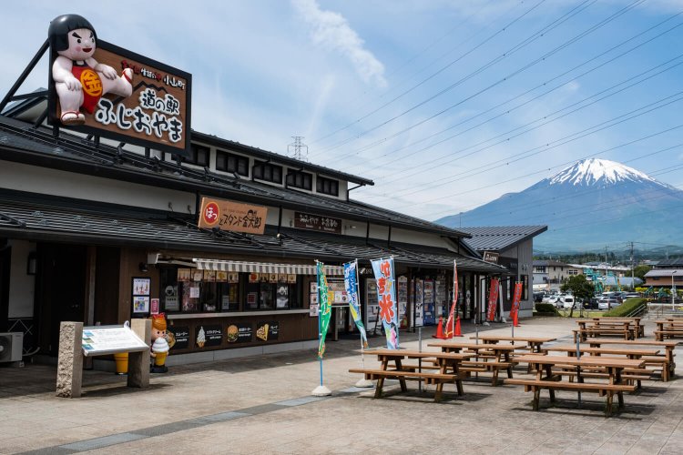 観光案内所を併設する道の駅『ふじおやま』からも一望。