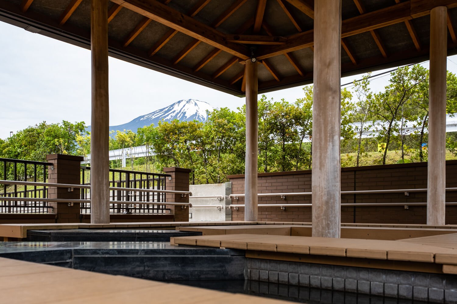 道の駅『すばしり』内の足湯からは富士山がチラリ。