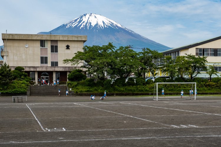 通りすがりの校舎の背後にも堂々とした姿が。