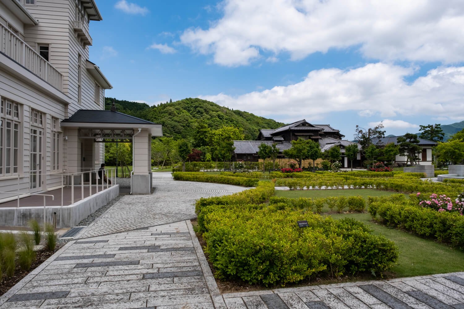 西洋館(左)や豊門会館が庭園を取り囲む整備の行き届いた豊門公園。