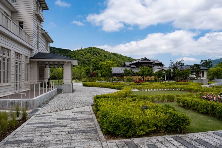 西洋館（左）や豊門会館が庭園を取り囲む整備の行き届いた豊門公園。