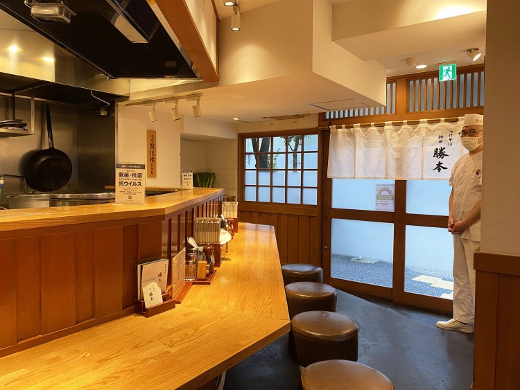 閉店後の片付け中に撮らせてもらった内観。