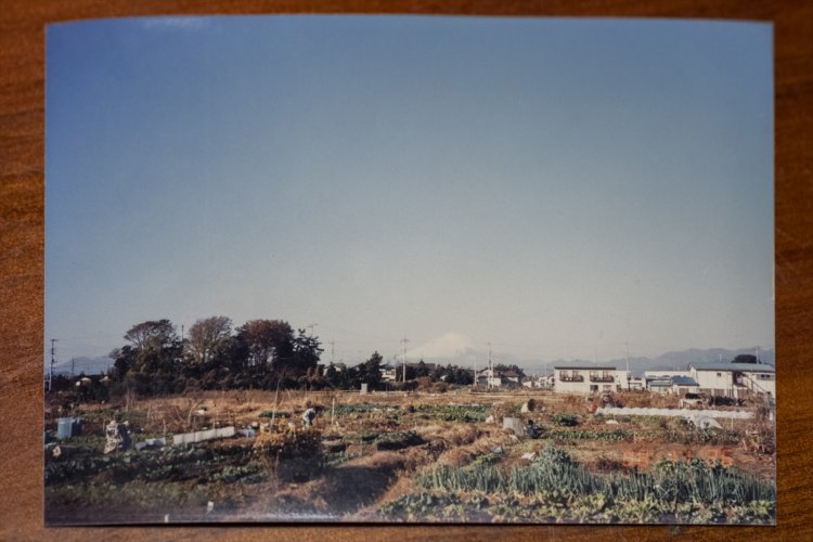 筆者が生まれ育った頃の香川の景色を写す写真が『香来閣』にあった。畑と沼しかなかったこの辺りも今では住宅が立ち並ぶ。