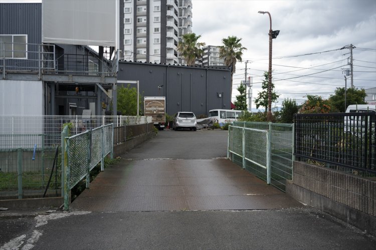 茅ケ崎の人気レストラン『なんどき牧場』の駐車場の裏手にあるのが「なんどき橋」。看板などはなく、ひっそりしている。