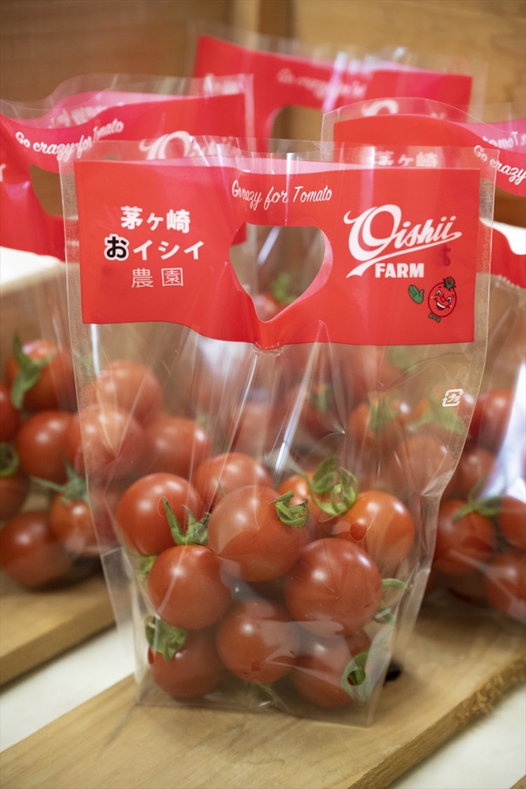 近隣のスーパーやレストランに卸すだけじゃなく、農園の中もすさまじい数のトマトグッズまみれ。入り口では無人販売も実施。