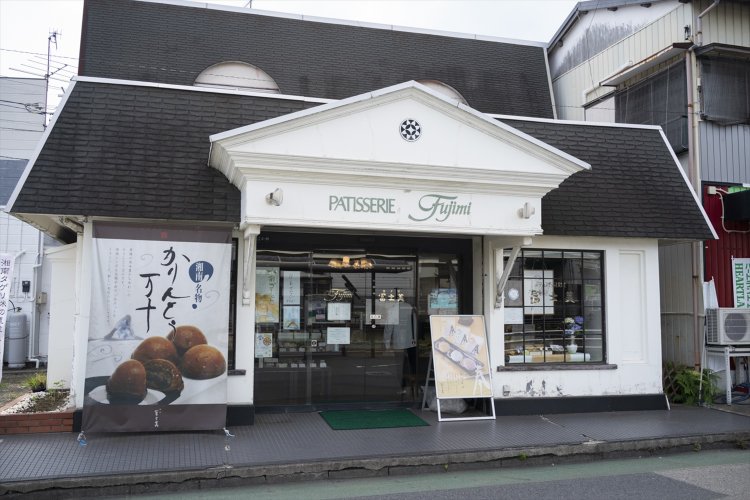 晴れの日にこの辺から見える富士は確かにきれい。『湘南 冨士美』9:30～17:00ごろ、☎0467-57-6200