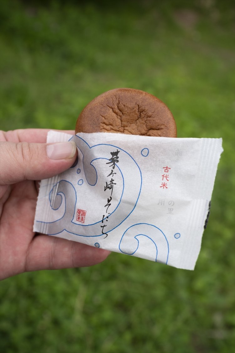 香川駅前『湘南 冨士美』は萩園が本店。昔はケーキもあったが現在は和菓子メイン。茅ケ崎北部の古代米を使用した茅ヶ崎そだち（1個130円）が今企画的にもグッとくる。