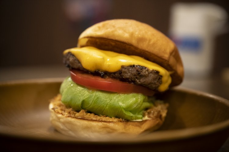 手作りバンズにステーキパティ。小出リバーサイドの本格グルメバーガー『SUBURBAN  GRILL』。