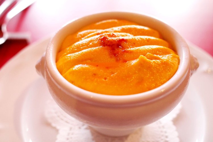 ニンジン本来の自然な甘みを引き出したムース。オレンジ色の美しいムースの下にはクリーミーなアボカドとカニやウニが隠れてる!