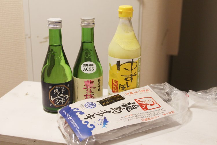 左から、特別純米酒 鳴子舞490円、豊能梅 純吟 660円、ゆずしぼり 1,530円、龍馬タタキ 1480円。