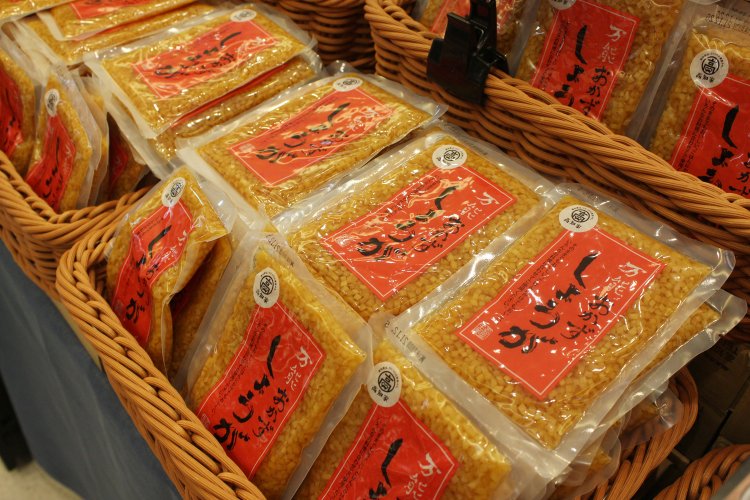 山積みになっている万能おかずしょうが 324円。