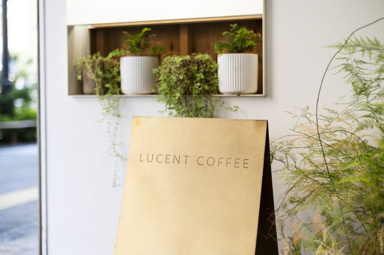 「自然に溶け込む日常の一部になるように」と願いを込めた看板が目印。