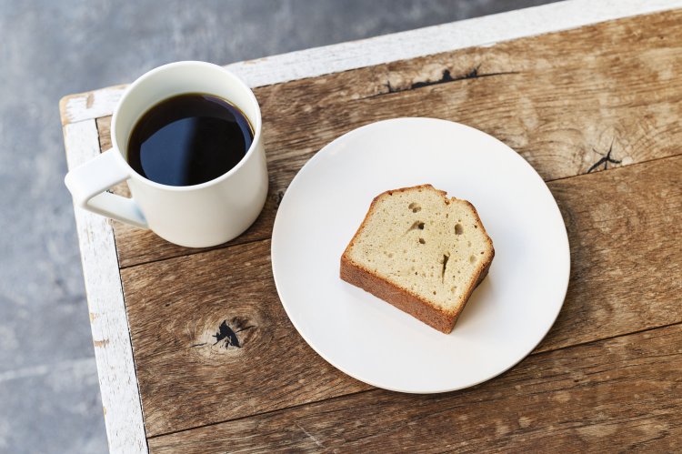 EL SALVADOR Los Pirineos 1000円、パウンドケーキ500円はカルピスバターやきび砂糖を用いた、軽くて素朴な味わい。