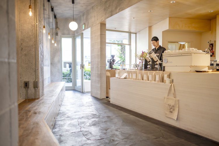 通りに面した小窓でドリップする中田さん。壁沿いにベンチがのびる店内。