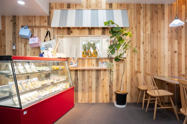 ショーケースには、種類豊富なフルーツサンドが並ぶ。