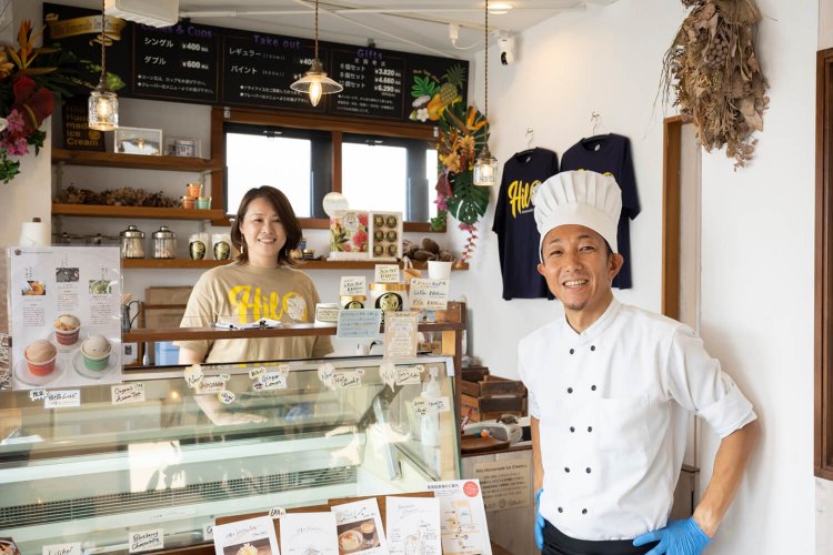 笑顔がまぶしい永江夫妻。出会いはハワイだとか。