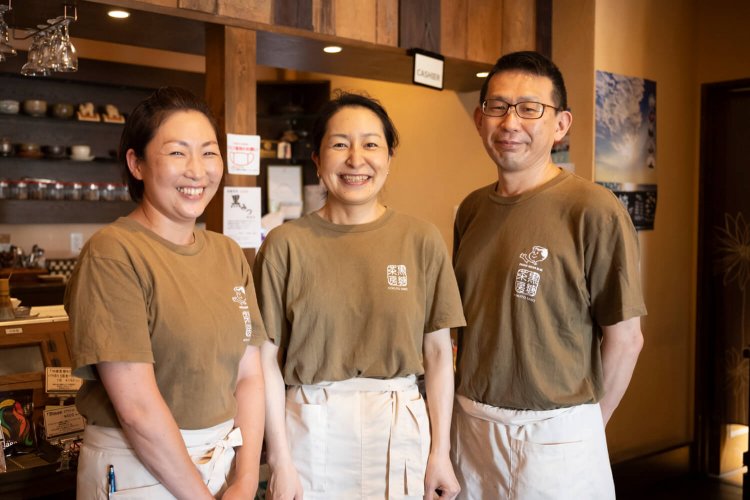 スタッフ一同、黒糖で元気いっぱい。「最後は溶けて残った氷水も飲んでみて。黒糖の味がします」と大森さん（右）。