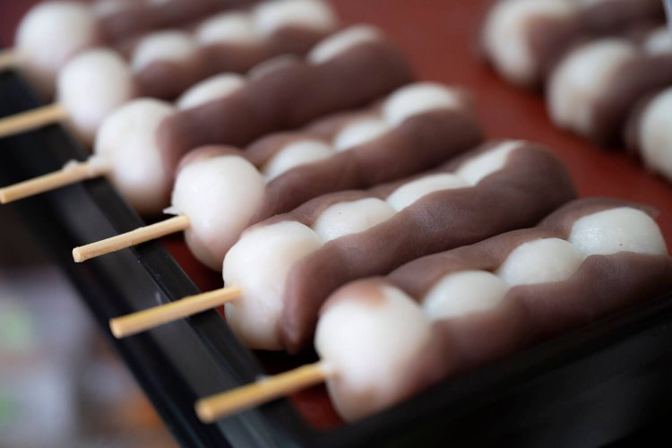 朝早く、できたての団子を狙って来る常連も多い。