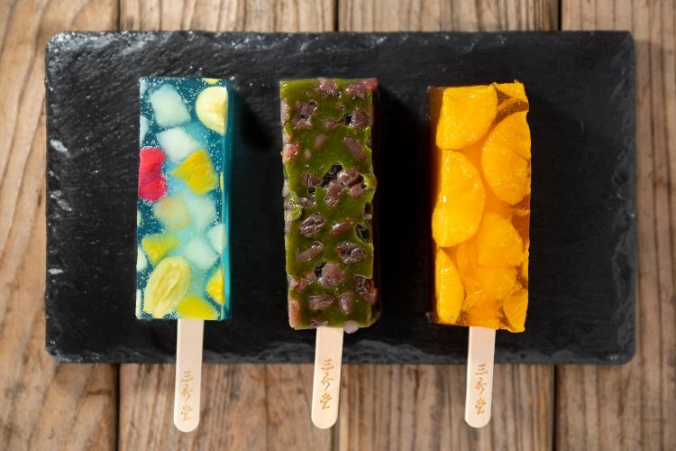 くずバーは全10種。宇治抹茶（中央）、湘南ブルー（左）のほか、みかん220円も人気。