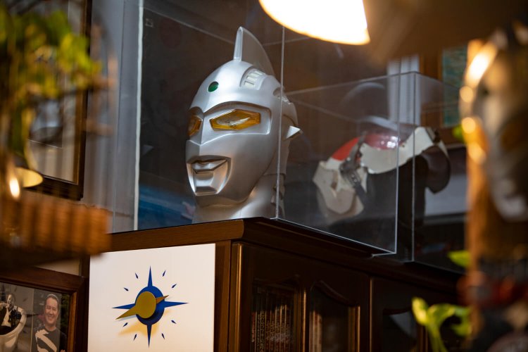 ウルトラセブンの実物マスクが！　さりげなく後ろに、ウルトラ警備隊のヘルメットも控えている。