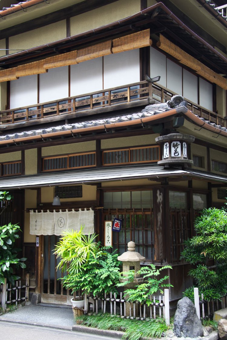 昭和初期に万世橋駅が開業、当時はここが駅前商店街だった。近頃アニメに登場し、ファンの聖地に。