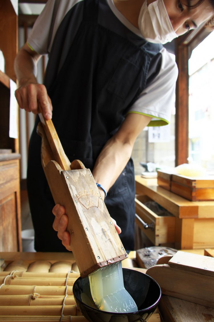 生寒天1人前200円をその場でつく。ところてんタレ100円は約2人前。黒蜜300円、あんこ100円など。注文後に二代目が天つき。