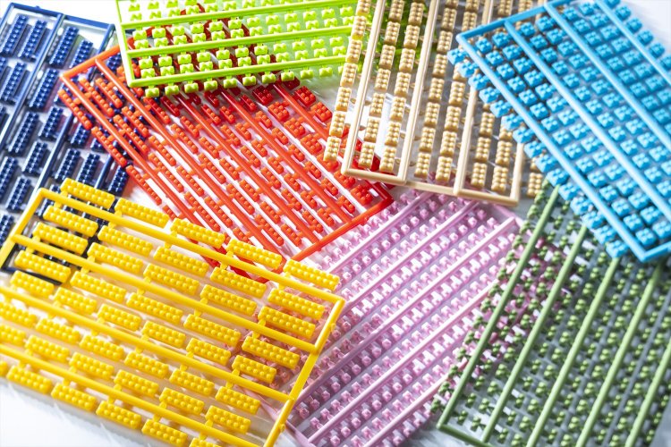 ランナーにブロックパーツがつながったシート。1枚270円～で販売。